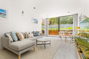 Sleek 2-Bed Apt Metres to Beach, Sydney